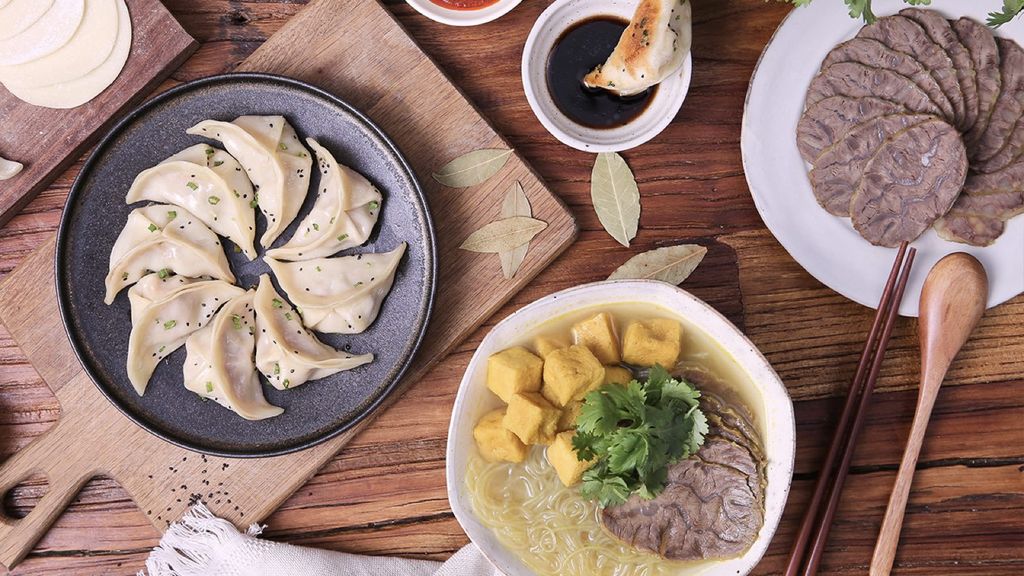 [curry beef and Vermicelli Soup + guotie] guotie and vermicelli soup. One piece of beef and two dishes.