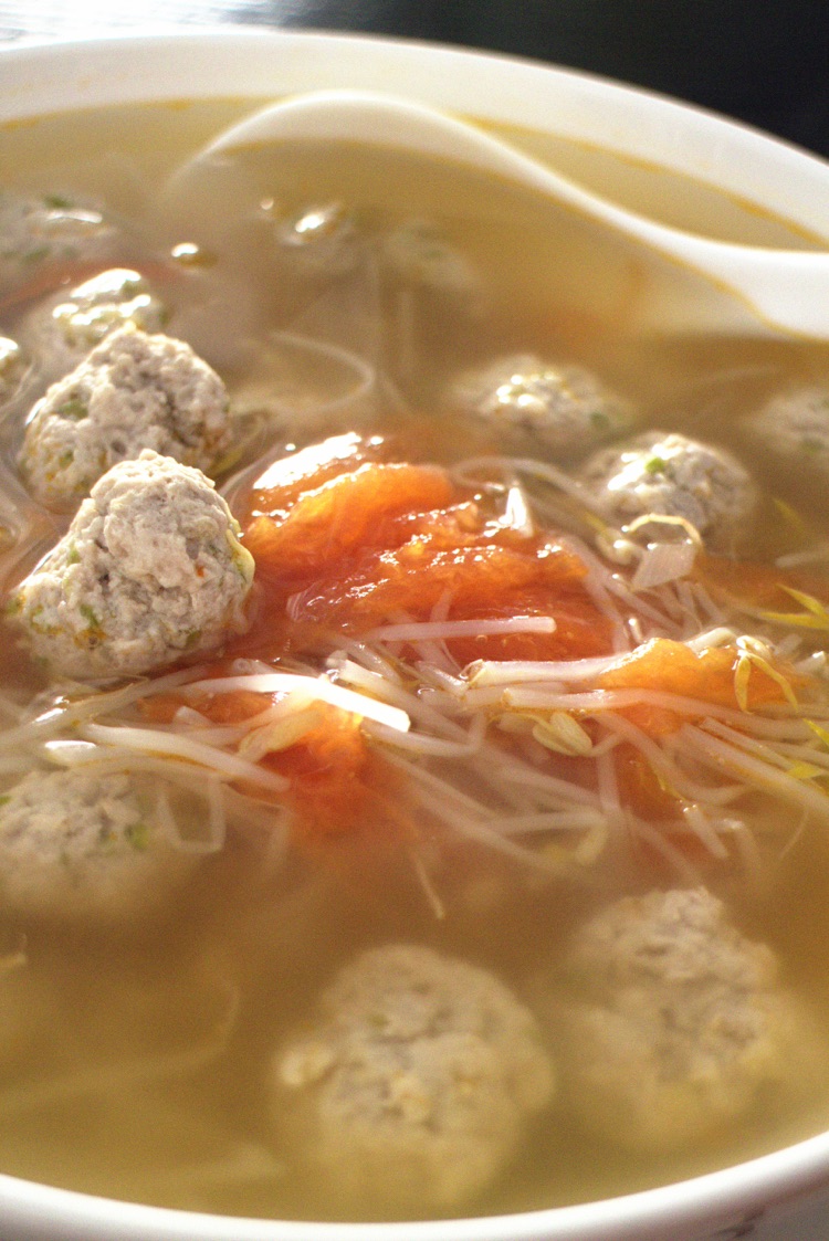 西红柿豆芽肉丸汤