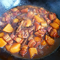 红烧肉炖土豆茶树菇的做法图解9