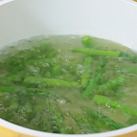 #女神野餐记#蒜香芦笋炒加拿大北极虾的做法图解5