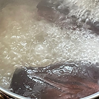 蒜苗炒腊肉的做法图解2