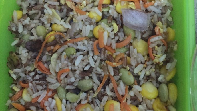 玉米豌豆胡萝卜黑米饭