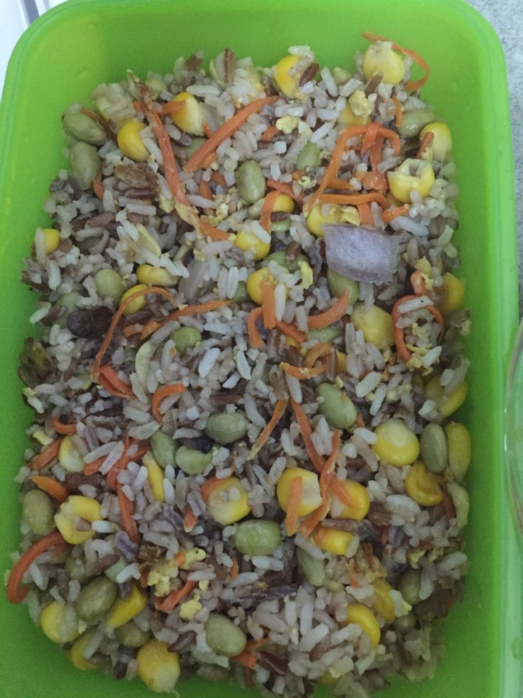 玉米豌豆胡萝卜黑米饭的做法
