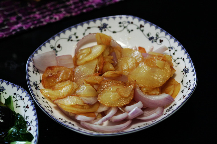 洋葱炒土豆片的做法