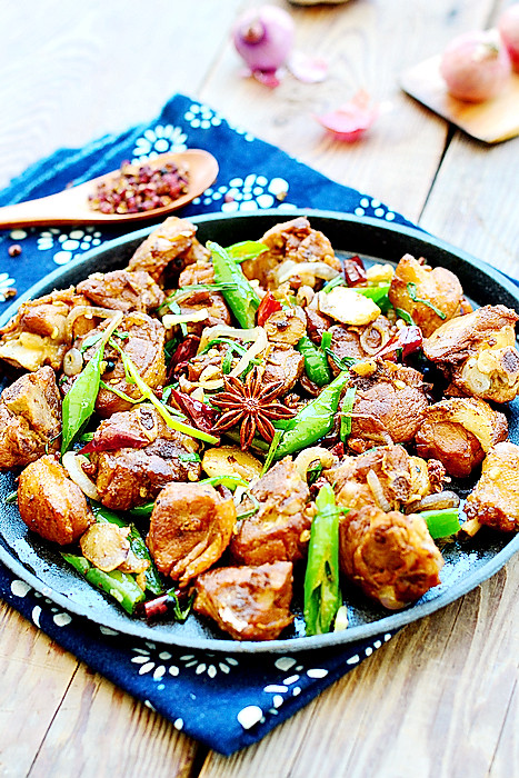 夏季嗜辣一族不可错过美食——麻辣干锅鸭的做法