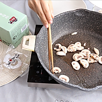 中西结合的低卡奶油蘑菇芦笋面的做法图解3