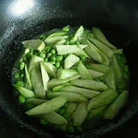 绿色心情版丝瓜炒毛豆籽的做法图解3