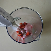 #春天的鲜味#草莓奶昔的做法图解2