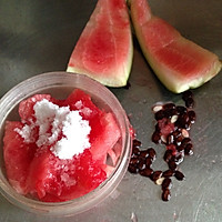 西瓜酸奶冰沙#单挑夏日#的做法图解2