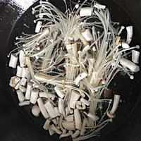 金针菇木耳火腿汤的做法图解1