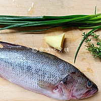 锡纸烤鲈鱼，不用起油锅的美味的做法图解1