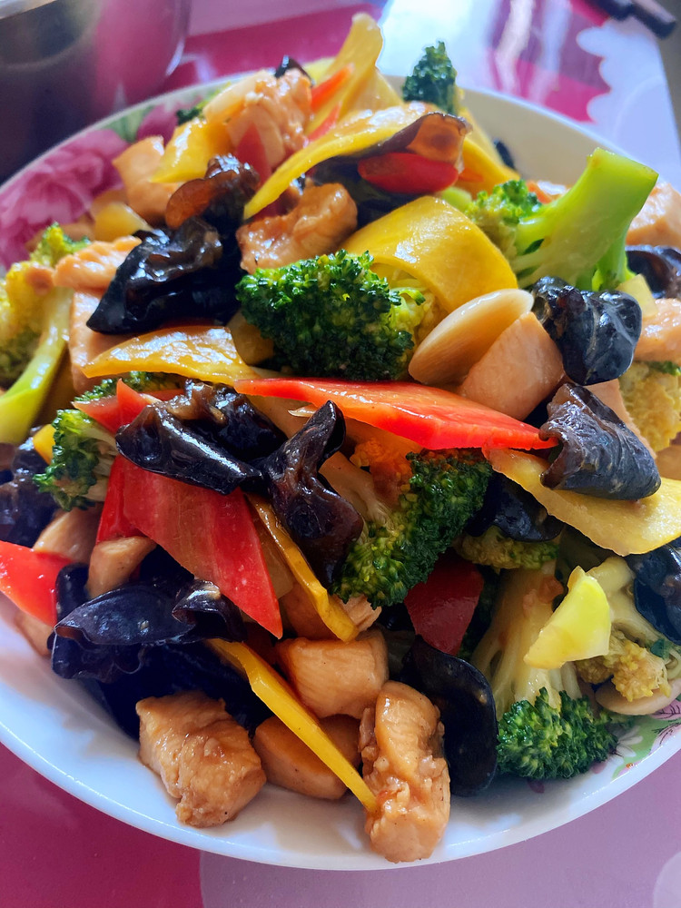 西兰花炒鸡胸肉的做法
