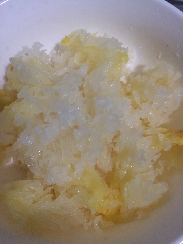 银耳莲子汤的做法图解2
