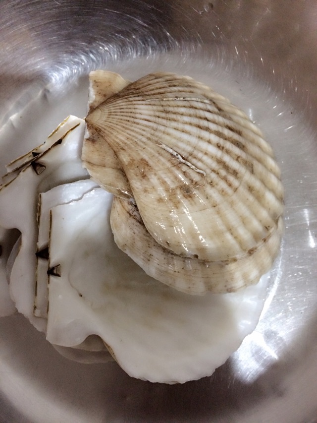 蒜蓉粉丝蒸扇贝的做法图解2