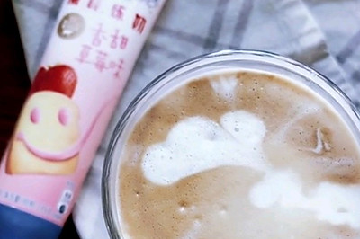 草莓炼乳咖啡
