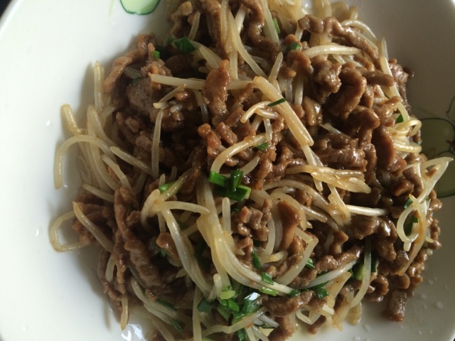 牛肉炒豆芽的做法图解1