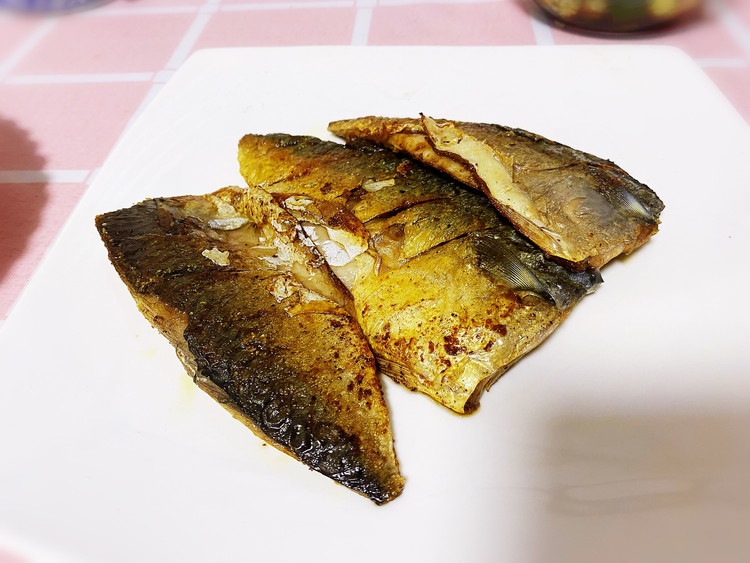 【8分钟快手】黑胡椒盐煎青花鱼的做法
