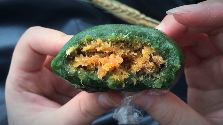 网红咸蛋黄肉松青团的做法
