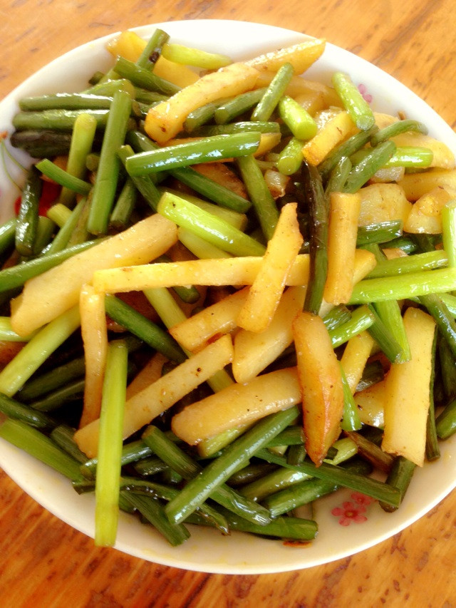 炸土豆条炒蒜苔的做法
