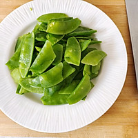 #轻食季怎么吃#荷兰豆炒腊肠的做法图解3