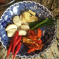 家常菜-干锅肥肠的做法图解3