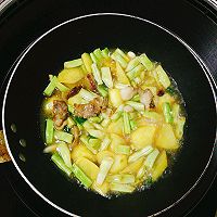 家常五花肉炖芸豆土豆的做法图解5