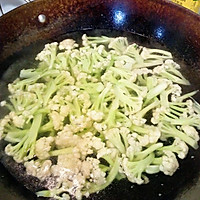 有机花菜炒腊肠的做法图解2