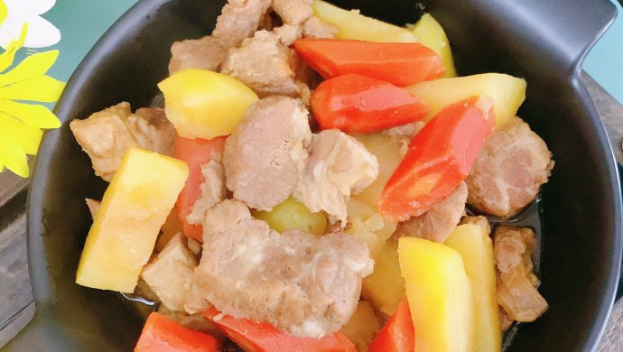 胡萝卜土豆焖牛腩