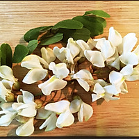 初夏必吃的槐花炒蛋的做法图解1