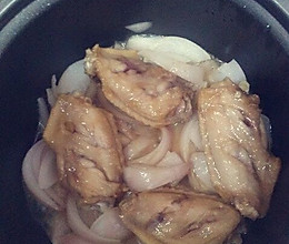 电饭煲焖洋葱鸡翅的做法