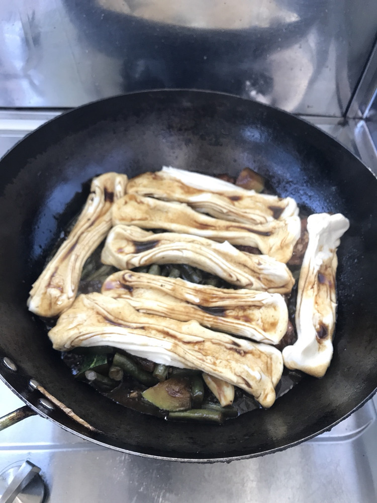 鸡翅炖豆角窝瓜粘卷子的做法
