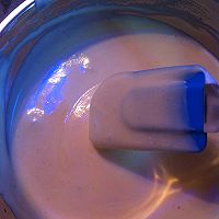 很有范儿的戚风蛋糕卷的做法图解2