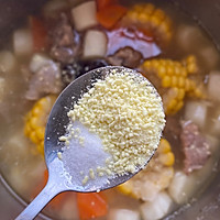 玉米胡萝卜山药羊肉汤的做法图解6