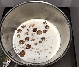 养颜补气——桂圆西米红糖奶的做法