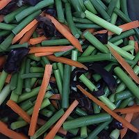 肉丝炒蒜薹的做法图解2
