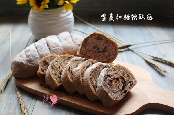 全麦红糖果仁软欧包