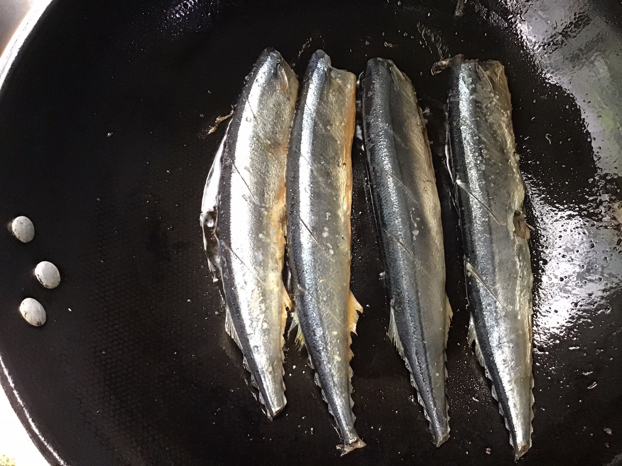 香煎秋刀鱼怎么做_香煎秋刀鱼的做法_冰妈厨房_豆果美食