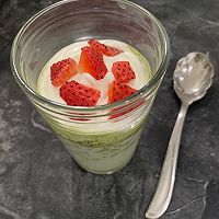 抹茶草莓拿铁冷饮的做法图解3