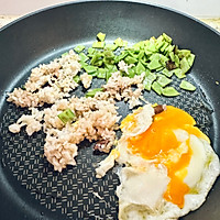 #春日尝鲜#荷兰豆三文鱼炒饭的做法图解2