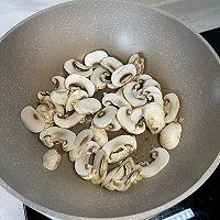 快手小菜 黄油炒口蘑的做法图解3