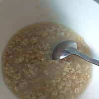 【营养低脂早餐】水果燕麦粥（加牛奶和坚果哦～）的做法图解2