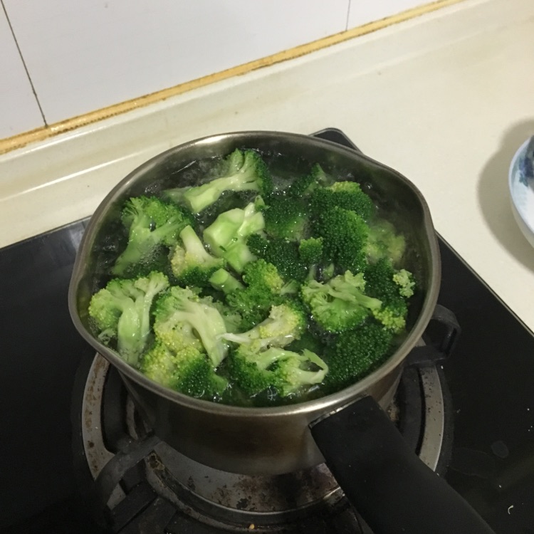 蒜蓉西兰花的做法图解1