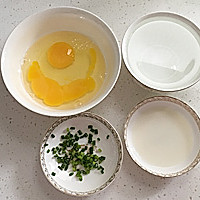 滑嫩如丝：奶香蒸水蛋（蛋羹）的做法图解1