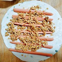 #夏至日，大口吃面#酥脆香肠肉松卷的做法图解3