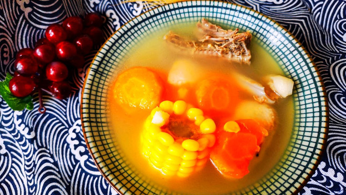 淮山红萝卜玉米骨头汤。