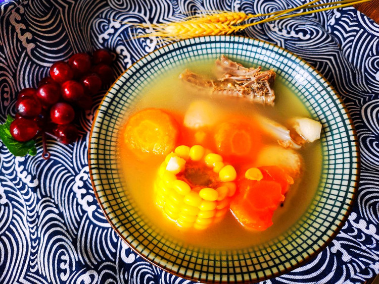 淮山红萝卜玉米骨头汤。的做法