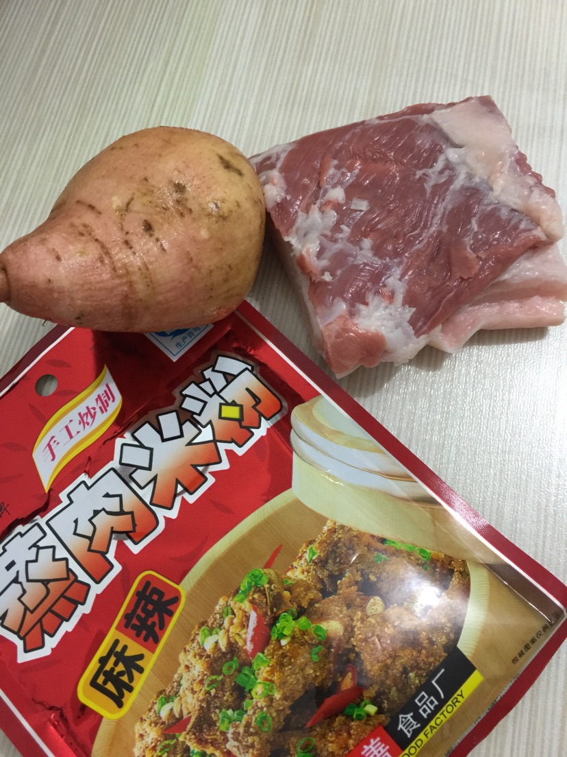 红薯蒸肉的做法图解1