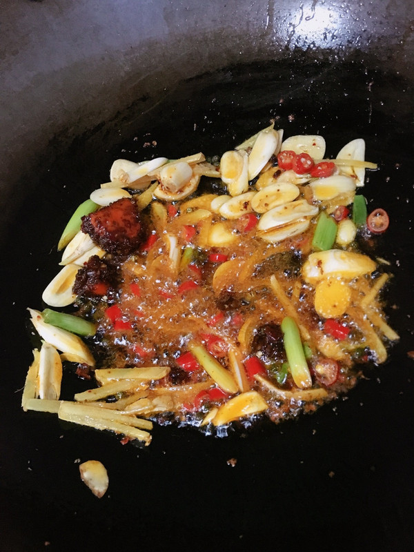 椒蔥炒鹵大腸_炒蔥椒雞是哪地方的菜_炒蔥椒雞是哪里的菜