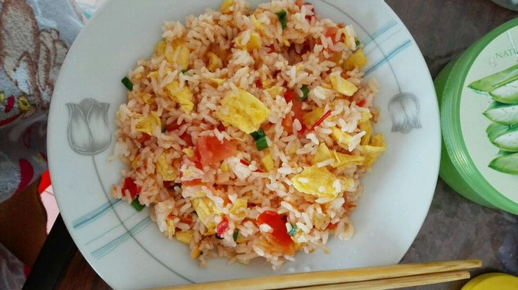 营养早餐西红柿蛋炒饭的做法