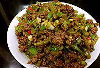 酸豆角炒牛肉粒的做法